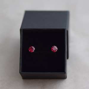 Petites boucles d'oreilles en rubis rouge, argent sterling, délicates, pierre de naissance de juillet, rubis de laboratoire minimaliste, cadeau pour elle - Product Image 2