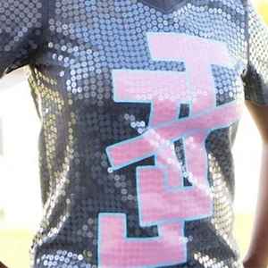 แจ็คแอนด์จิลเสื้อยืดแฟชั่นลำลองแขนสั้นสีเทาประดับเลื่อมตัวอักษรกรีกสำหรับผู้หญิงแบบกำหนดเองได้ - Product Image 5