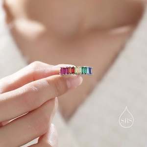 Anillo de compromiso y boda de lujo con circonitas cúbicas de corte baguette de colores arcoíris, chapado en oro de 14K sobre plata de ley, diseño de media eternidad e infinidad. - Product Image 4