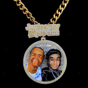 Personalizado imagen personalizada dos caras madre e hijo Hiphop Esmeralda corte diamante chapado en oro gran círculo foto colgante - Product Image 3