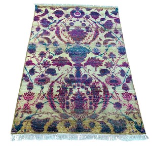 Tapis d'appoint botanique moderne vintage vieilli - Tapis floral magenta et vert sarcelle avec franges, effet soyeux or champagne - Product Image 2