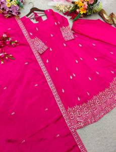 Robe de soirée de créateur en soie Chinon brodée avec des sequins, accompagnée d'un pantalon et d'un dupatta en soie Chinon, entièrement cousue, prête à porter. - Product Image 4
