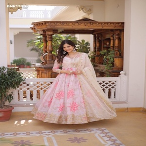 Robe longue évasée en soie russe lourde avec imprimé numérique et broderie Zari-sequins, col en V, longueur cheville, avec dupatta - Vente en gros - Product Image 1
