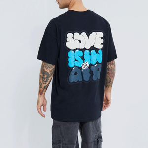 เสื้อยืดโอเวอร์ไซส์สีดำสำหรับผู้ชาย แขนสั้น ผ้าฝ้าย คอกลม พิมพ์ลายตัวอักษรด้านหลัง เสื้อยืดลำลองสไตล์สตรีท ใส่ได้ทุกวัน - Product Image 1