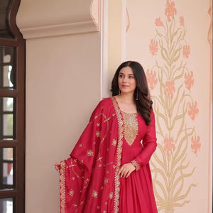 ชุดเดรส Anarakli ผ้าจอร์เจตต์ปักลายดาว พร้อมผ้าคลุมไหล่ลูกไม้ดีไซน์เนอร์ ประดับด้วยงานปักดิ้นทองและลายดาว - Product Image 1