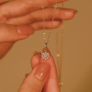 Collier pendentif fleur plaqué or 18 carats avec diamant taille ovale, chaîne en acier inoxydable, perle d'eau douce sertie pavé, unisexe, classique - Product Image 2
