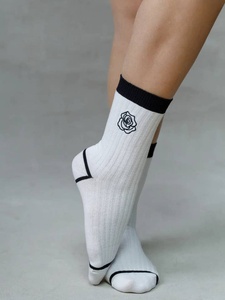 Calcetines personalizados con bordado de rosas para mujer, calcetines de algodón acanalados de colores en contraste, uso diario, hechos en la fábrica de Vietnam - Product Image 2