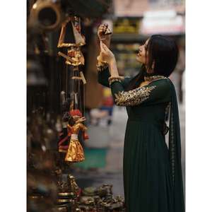 Ensemble de soirée chic : haut, pantalon palazzo et dupatta en mousseline brodée, coupe trapèze - Product Image 2