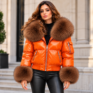 Veste matelassée en cuir véritable pour femme avec col et poignets en fourrure de renard, manteau bomber d'hiver de luxe / Mode d'hiver de luxe - Product Image 1