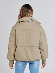 Chaqueta de invierno acolchada para mujer con cuello alto, abrigo de plumón sintético, cremallera completa, ropa exterior cálida, chaqueta de burbujas personalizada OEM para mujer - Product Image 5