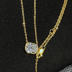 Colgante Solitario con Bisel de Corte Cojín de Diamante Cultivado en Laboratorio OEM/ODM con Cadena Delicada, Elegante y Minimalista, Colgante de Oro de 18K y 22K - Product Image 3