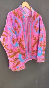 เสื้อโค้ทผ้ากำมะหยี่สีชมพูพ็อปปี้สไตล์โบโฮลายดอกไม้แบบแคชเมียร์ งานแฮนด์เมดลายซูซานี เหมาะสำหรับฤดูหนาวและเทศกาลต่างๆ คุณภาพพรีเมียมสำหรับผู้หญิง - Product Image 4