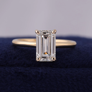 Anillo de Compromiso de Diamantes con Corte Esmeralda en Oro de 14k para Mujer, Estilo Clásico - Product Image 1