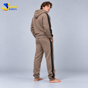 Conjunto Deportivo Personalizado para Hombre de Doble Capa, Hecho con Material Resistente, Ofrece un Ajuste Cómodo y una Sensación Cálida - Product Image 4