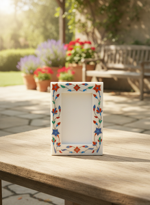 Cadre photo artisanal en marbre blanc avec incrustation florale multicolore – Léger, élégant, pour décoration de table et d'intérieur - Product Image 3