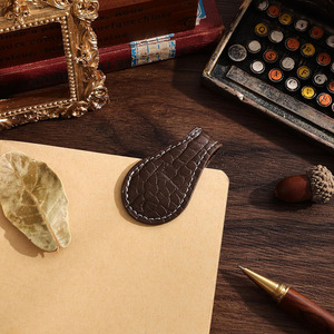 Marque-page décoratif en cuir véritable en forme de feuille d'érable, accessoire pour lecteurs recherchant élégance et fonctionnalité, en vente - Product Image 3