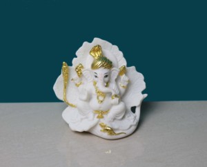 Statue de Ganesha en résine blanche élégante avec accents dorés, artisanat Nirmala |   Figurine Art Déco faite à la main pour la maison, le bureau ou le temple - Product Image 1
