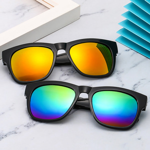 Lunettes de soleil carrées noires, verres miroir multicolores, protection UV, lunettes tendance, protection UV, lunettes de soleil noires - Product Image 1