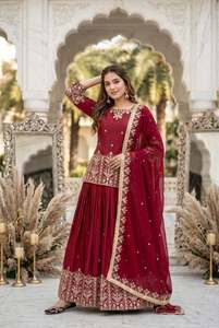 Ensemble prêt-à-porter avec haut brodé de sequins et de miroirs faits main, et bas de lehenga richement orné et dupatta. - Product Image 1