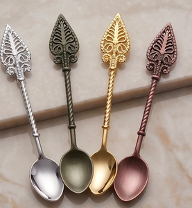 Cuillère à thé élégante en laiton à motif de feuilles multicolores, ustensile décoratif et durable pour la maison, la cuisine et les fêtes - Product Image 1