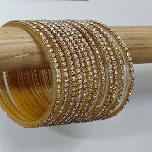 Ensemble de 16 bracelets de luxe en or et cristal, faits à la main, bijoux de mariage indiens traditionnels, certifiés par une tierce partie - Product Image 1