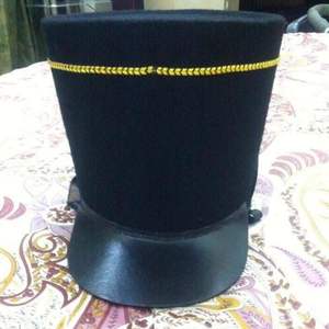 Réplique d'un kepi ou shako autrichien de la Première Guerre mondiale, généralement en feutre noir avec bordure en tresse dorée. - Product Image 1