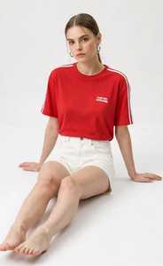 ONETEN APPAREL Camiseta deportiva roja de manga corta con cuello redondo y estampado de letras para mujer - Product Image 1
