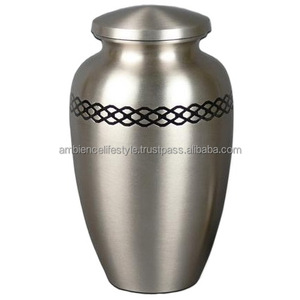 Fabricant indien d'urne de crémation moderne en laiton pour hommes femmes ambiance garniture d'or style de vie pour cendres humaines de femme adulte - Product Image 5