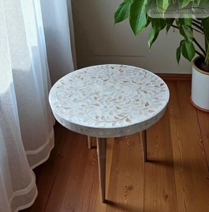Tablero de mesa de centro ovalado negro con incrustaciones de hueso, con una pieza artística central de un cisne en vuelo, disponible a precios de mayorista. - Product Image 2