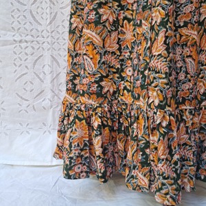 Jupe longue en coton pour femme, imprimé floral Paisley, taille élastiquée smockée, boutons sur le devant, ourlet à volants, vert forêt et orange - Product Image 6