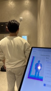 เครื่องวิเคราะห์ร่างกายอัจฉริยะ Bodydot BDF1000 ใช้พลังงาน AI โครงอะลูมิเนียมอัลลอยด์ ไม่สามารถพับได้ ติดตามท่าทางร่างกายแบบเต็มตัว ขนาด 35*35*134 ซม. - Product Image 3