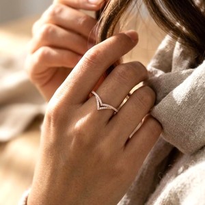 Bague minimaliste en or massif 10K 14K 18K avec diamant de laboratoire taille brillant rond, couleur DEF, clarté VS VVS, certifiée IGI, vente en gros - Product Image 2