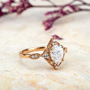 Proveedor Directo de Fábrica, Anillo de Compromiso con Diamante Moissanite, Joyería Personalizada a Precio de Mayoreo - Product Image 3