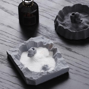 Cartoon <b>Astronaut</b> <b>Light</b> Gray Smokeless Aluminum Ashtray Novelty Decorative Tabletop Creative Design Durable Heat Resistant - Product Image 5