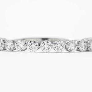 แหวนหมั้นเพชรทรงเหลี่ยม 0.85 กะรัต เพชรเลี้ยงในห้องปฏิบัติการ ตัวเรือนทองคำขาว 14K ประดับเพชรแบบกรงเล็บ  รับรองโดย IGI ดีไซน์ครึ่งวงนิรันดร์ สวยสง่าสำหรับผู้หญิง - Product Image 4