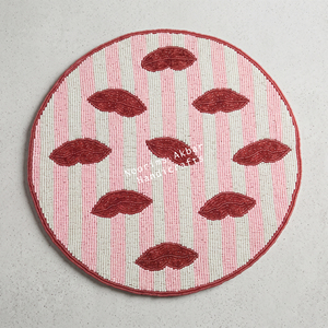 Salvamantel artesanal con cuentas de labios rojos y plato base redondo a rayas rosas para decoración de mesa en cenas de San Valentín y Galentine - Product Image 1