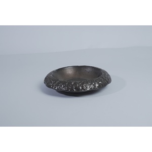 Assiettes en grès irrégulières en forme de feuille Agung, style Japandi, 8 pouces - Product Image 1