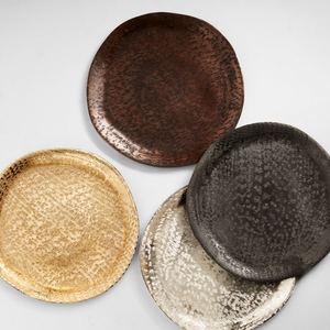 Plato de presentación de metal de bronce martillado de lujo con borde festoneado para decoración de bodas y eventos, plato para mesa, artículos para fiestas - Product Image 1