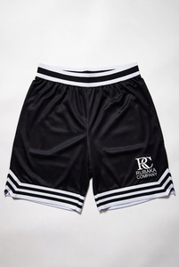 Shorts de basket-ball blancs avec bandes latérales noires et logo RC, collection de vêtements de sport pour athlètes, en studio professionnel. - Product Image 4