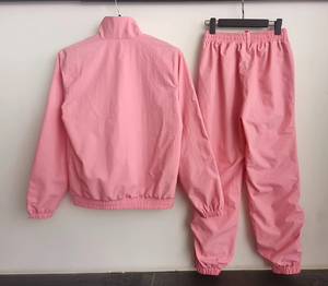 Survêtement unisexe personnalisé en nylon rose respirant et léger pour l'été, avec col boutonné et cordon de serrage, coupe décontractée et ample - Product Image 2