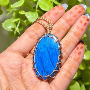 Collar de Labradorita Hecho a Mano, Colgante de Piedra Azul Natural, Cordón Ajustable, Joyería Artesanal Boho con Piedras Preciosas - Product Image 1