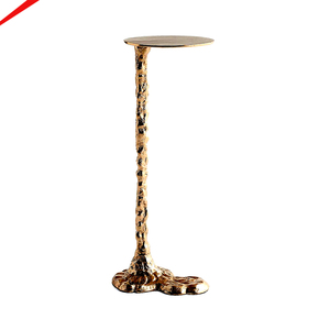 Candelabro de Metal Dorado de Aluminio Hecho a Mano con Acabado Antiguo para Decoración Navideña del Hogar - Product Image 1
