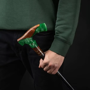 La poignée ergonomique et la finition lisse font de la canne de marche en résine et en bois un accessoire parfait pour les personnes âgées. - Product Image 1