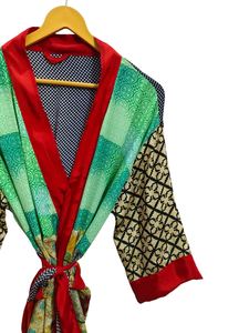 Kimono de Seda India con Parches de Sari, Túnica Larga para Usar sobre el Bikini o como Ropa de Dormir, Kimono de Seda Reciclada Vintage Hecho a Mano en India - Product Image 3