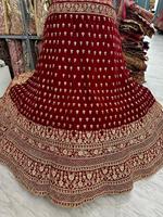 Lehenga de mariage en velours de qualité supérieure avec des ornements détaillés, élégance gracieuse et un style saisissant pour les célébrations nuptiales festives.