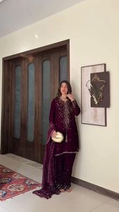 Impresionante y Elegante Salwar Kameez de Cristal Romano con Hilo y Lentejuelas para Mujer, Ideal para Fiestas y Bodas - Product Image 5
