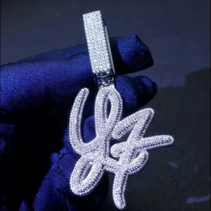 จี้เงินแท้ 925 คุณภาพสูง ผลิตตามสั่ง ประดับเพชรโมอิสซาไนต์ สำหรับผู้ชาย ระดับความใส VVS ชุบโรเดียม พร้อมสลักชื่อหรือตัวอักษร ดีไซน์เก๋สำหรับงานปาร์ตี้ - Product Image 2