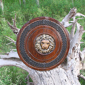 Bouclier rond en bois traditionnel viking, style nordique, artisanat fait main pour événements costumés et décoration murale - Product Image 1