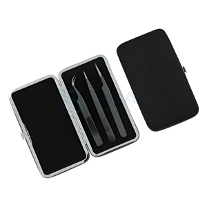 Juego Profesional de 3 Pinzas para Extensión de Pestañas de Acero Inoxidable con Estuche de Almacenamiento - Product Image 1