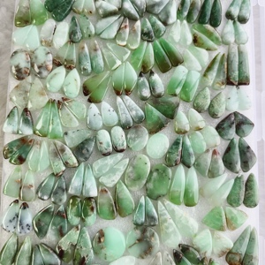 Paire de boucles d'oreilles assorties en chrysoprase naturelle, cabochons de pierres précieuses vertes, pierres brutes pour la fabrication de bijoux 15x11x5mm 35x9x5mm 22 carats en moyenne - Product Image 6